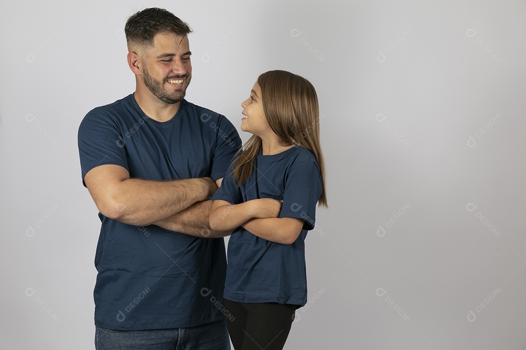 Lindo pai ao lado de sua filha felizes e sorridentes fundo isolado branco