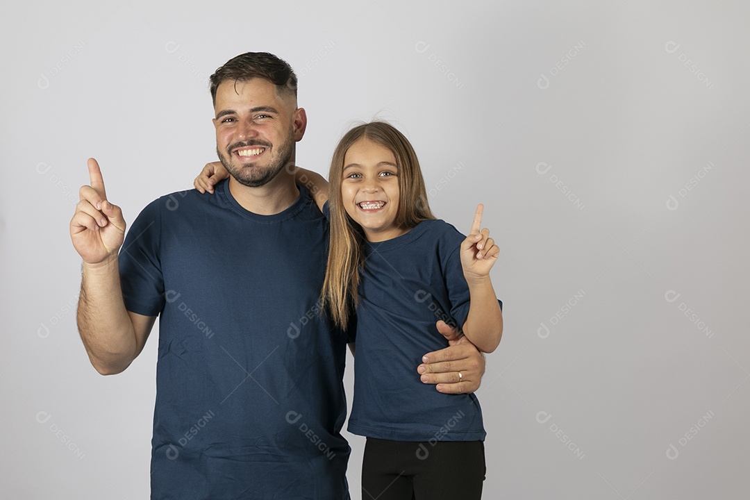 Lindo pai ao lado de sua filha felizes e sorridentes fundo isolado branco