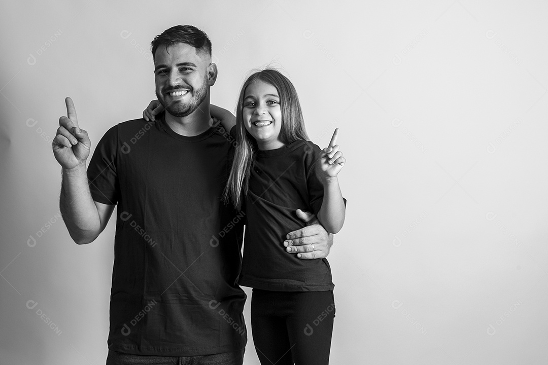 Lindo pai ao lado de sua filha felizes e sorridentes fundo isolado branco