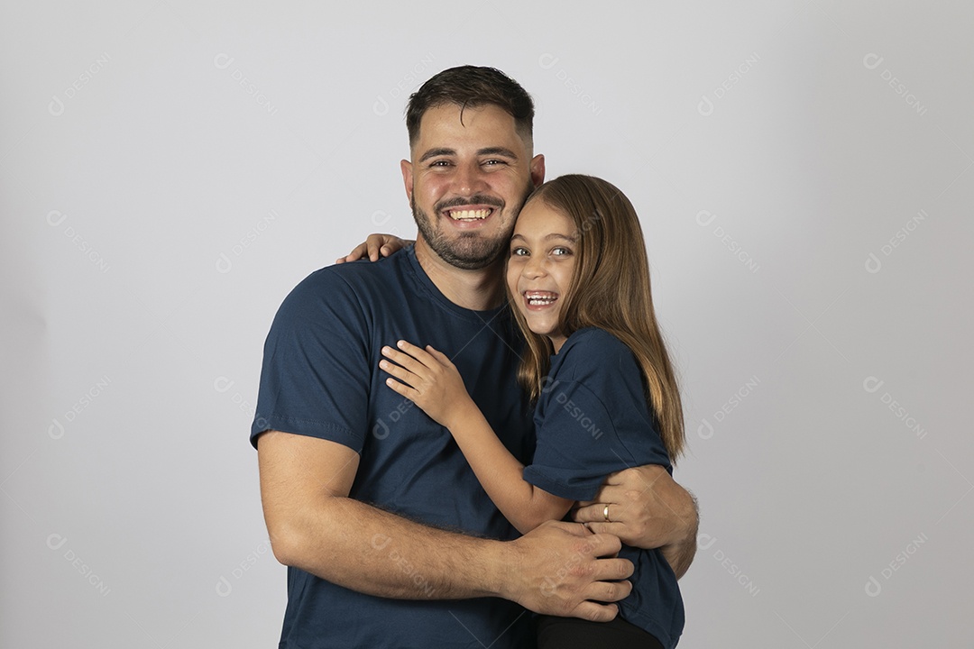 Lindo pai ao lado de sua filha felizes e sorridentes fundo isolado branco