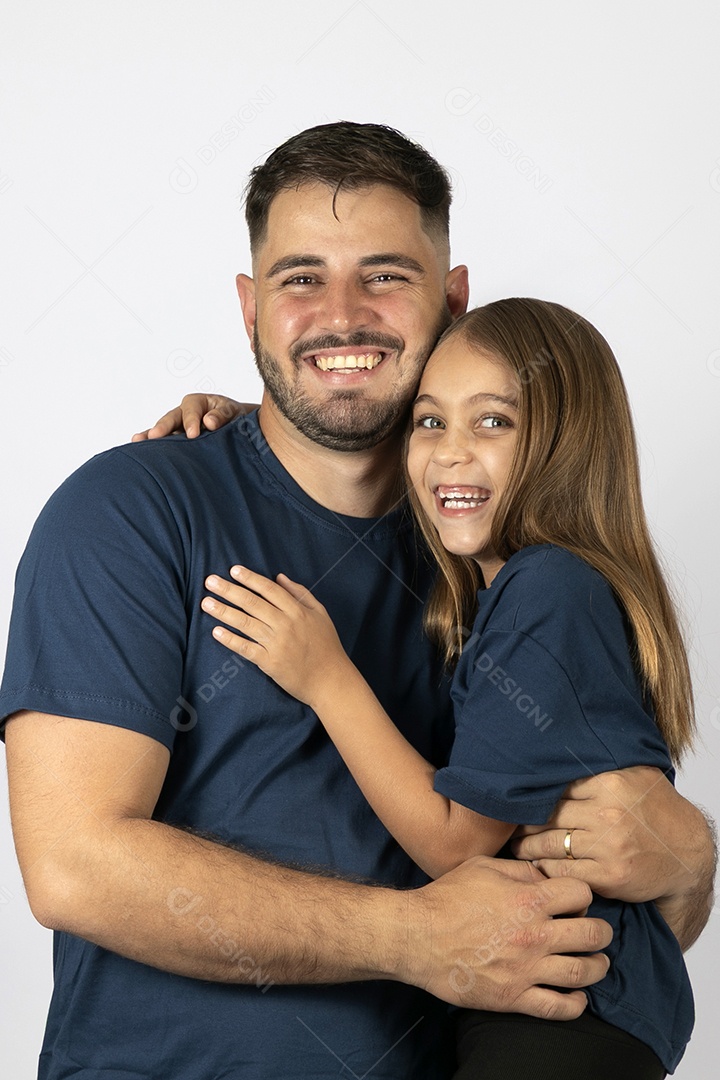 Lindo pai ao lado de sua filha felizes e sorridentes fundo isolado branco
