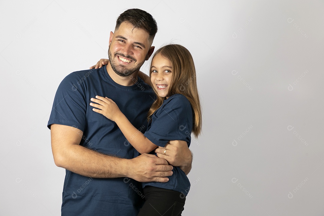 Lindo pai ao lado de sua filha felizes e sorridentes fundo isolado branco