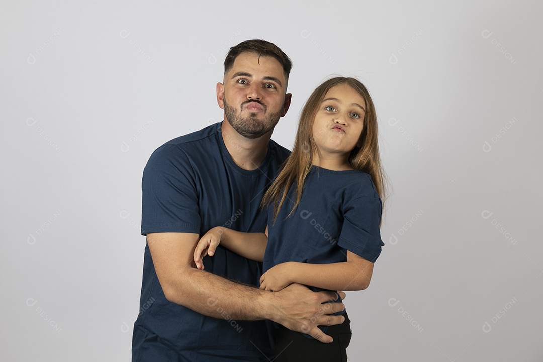 Lindo pai ao lado de sua filha felizes e sorridentes fundo isolado branco