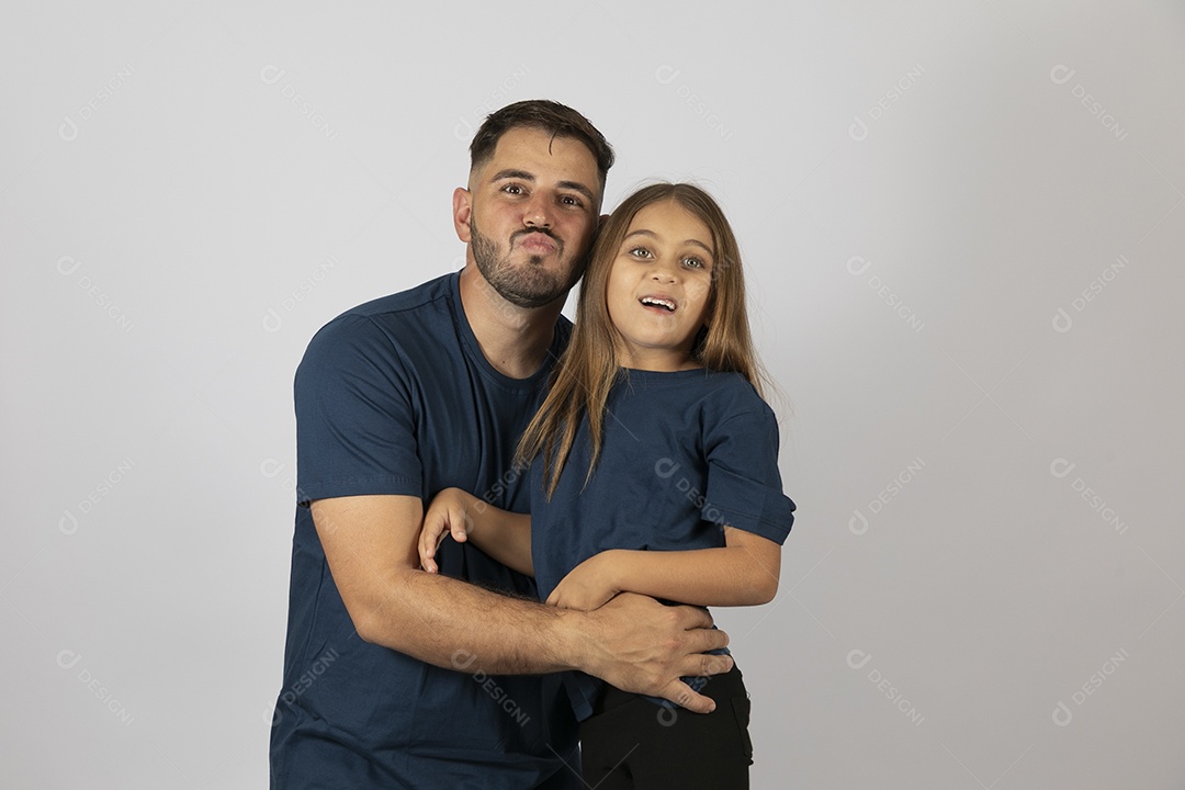 Lindo pai ao lado de sua filha felizes e sorridentes fundo isolado branco