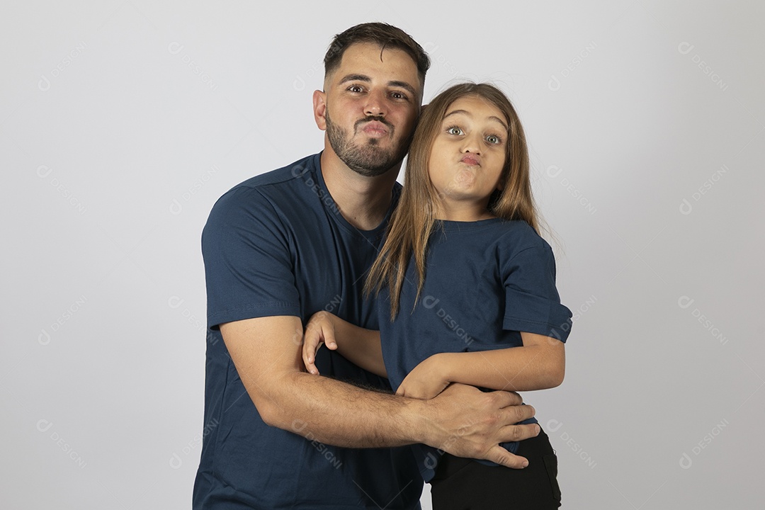 Lindo pai ao lado de sua filha felizes e sorridentes fundo isolado branco