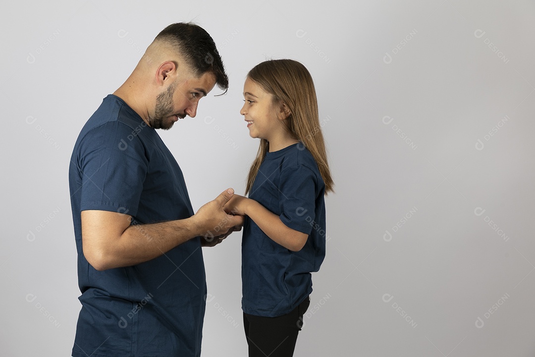 Lindo pai ao lado de sua filha felizes e sorridentes fundo isolado branco