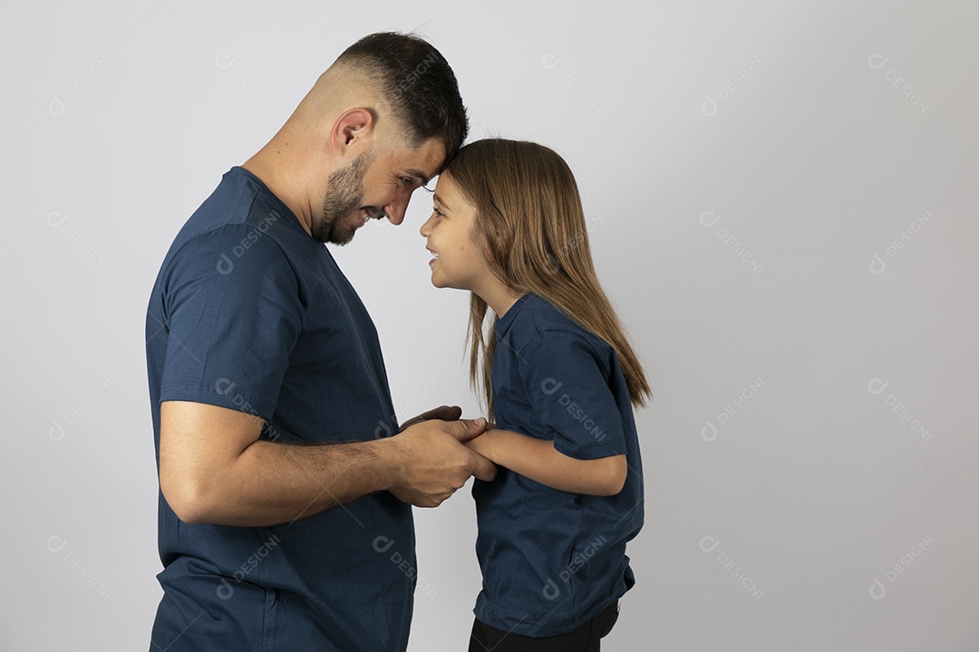 Lindo pai ao lado de sua filha felizes e sorridentes fundo isolado branco