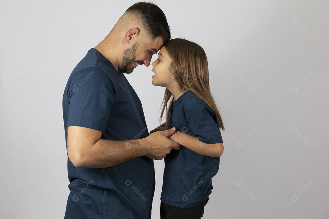 Lindo pai ao lado de sua filha felizes e sorridentes fundo isolado branco