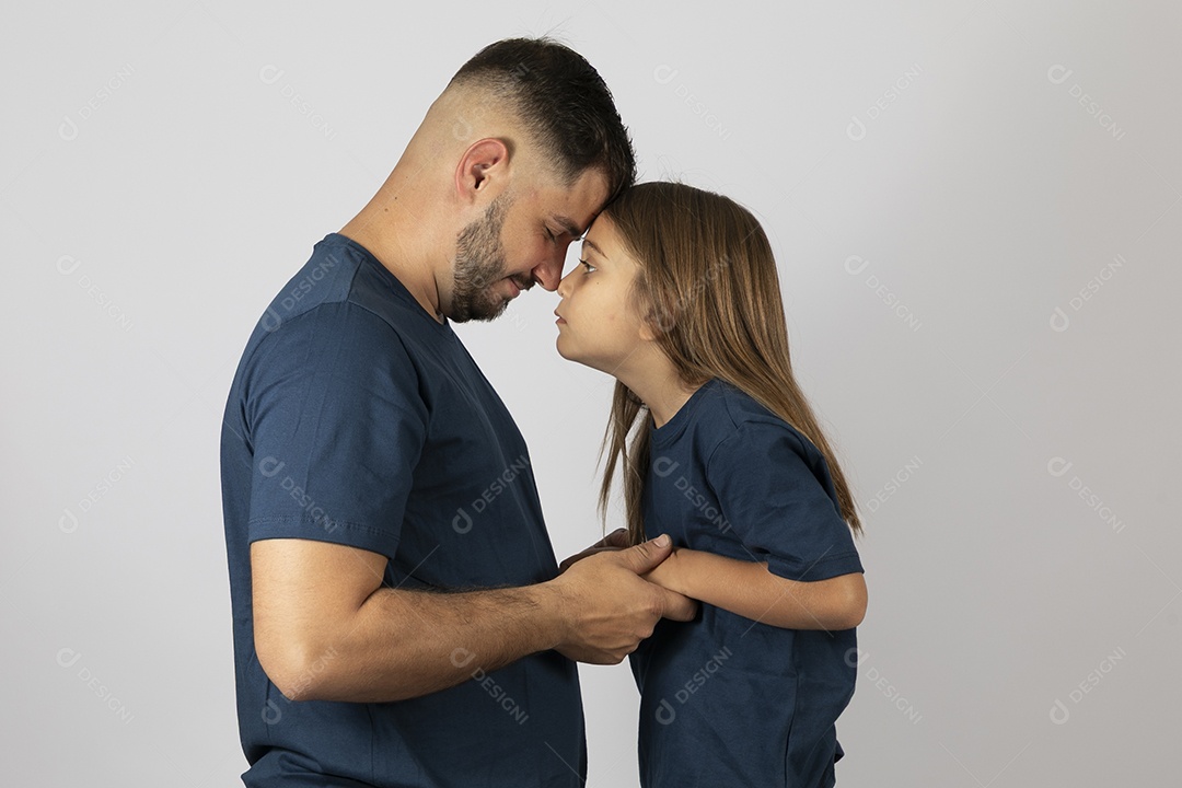 Lindo pai ao lado de sua filha felizes e sorridentes fundo isolado branco