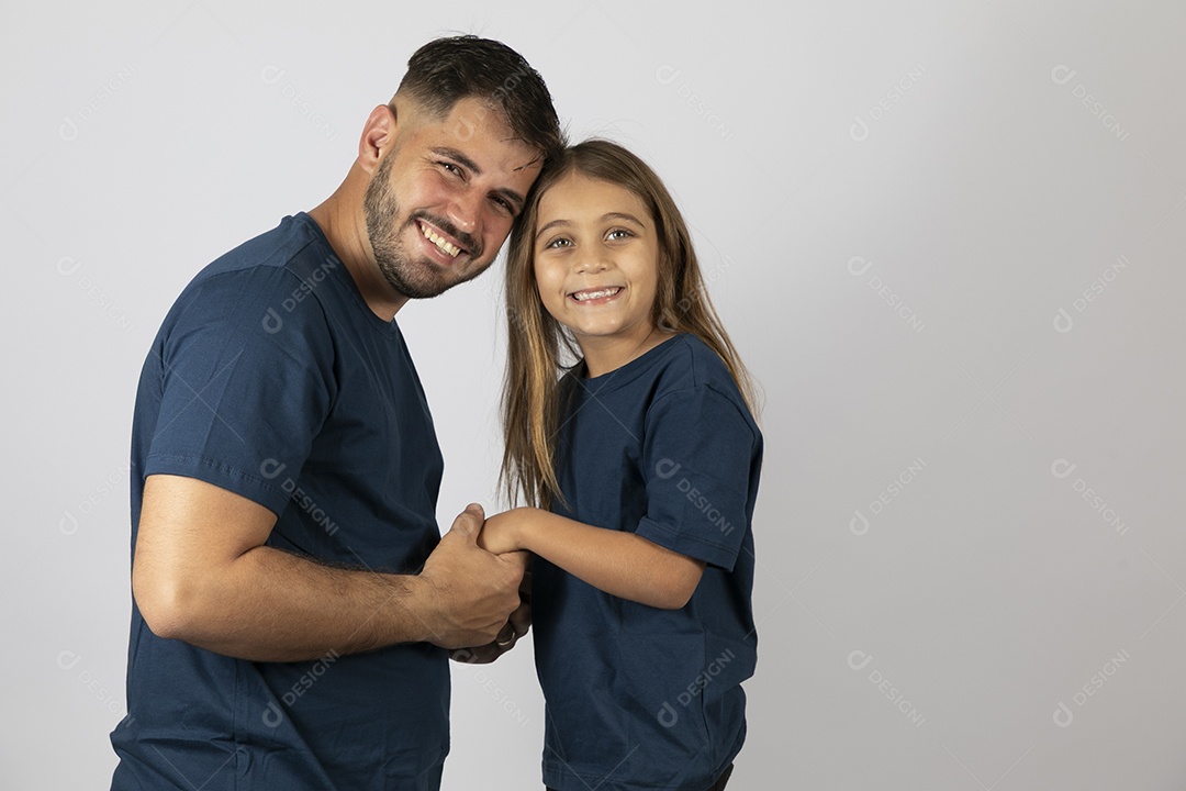 Lindo pai ao lado de sua filha felizes e sorridentes fundo isolado branco