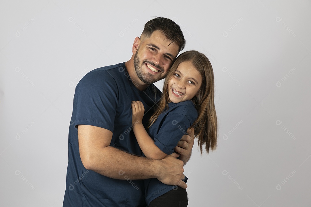 Lindo pai ao lado de sua filha felizes e sorridentes fundo isolado branco