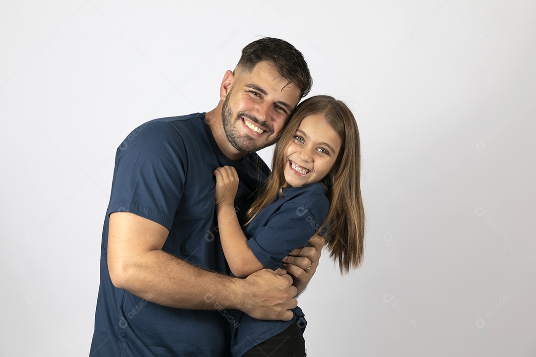 Lindo pai ao lado de sua filha felizes e sorridentes fundo isolado branco
