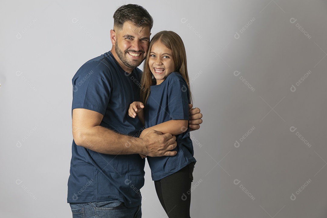 Lindo pai ao lado de sua filha felizes e sorridentes fundo isolado branco