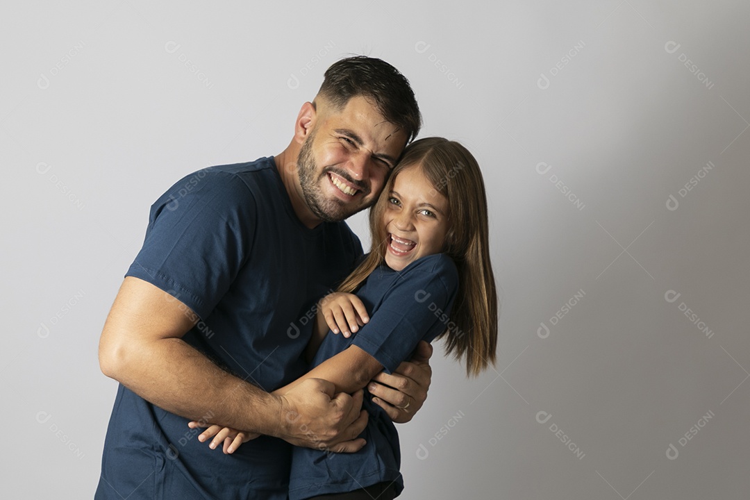 Lindo pai ao lado de sua filha felizes e sorridentes fundo isolado branco