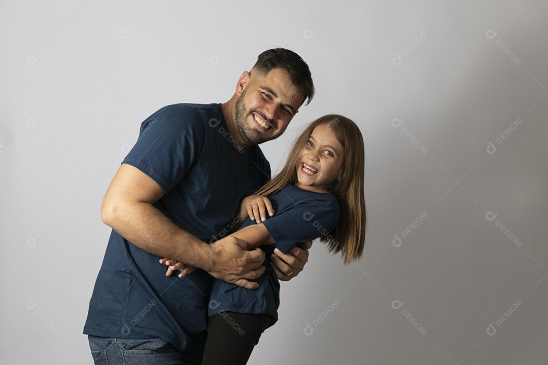 Lindo pai ao lado de sua filha felizes e sorridentes fundo isolado branco