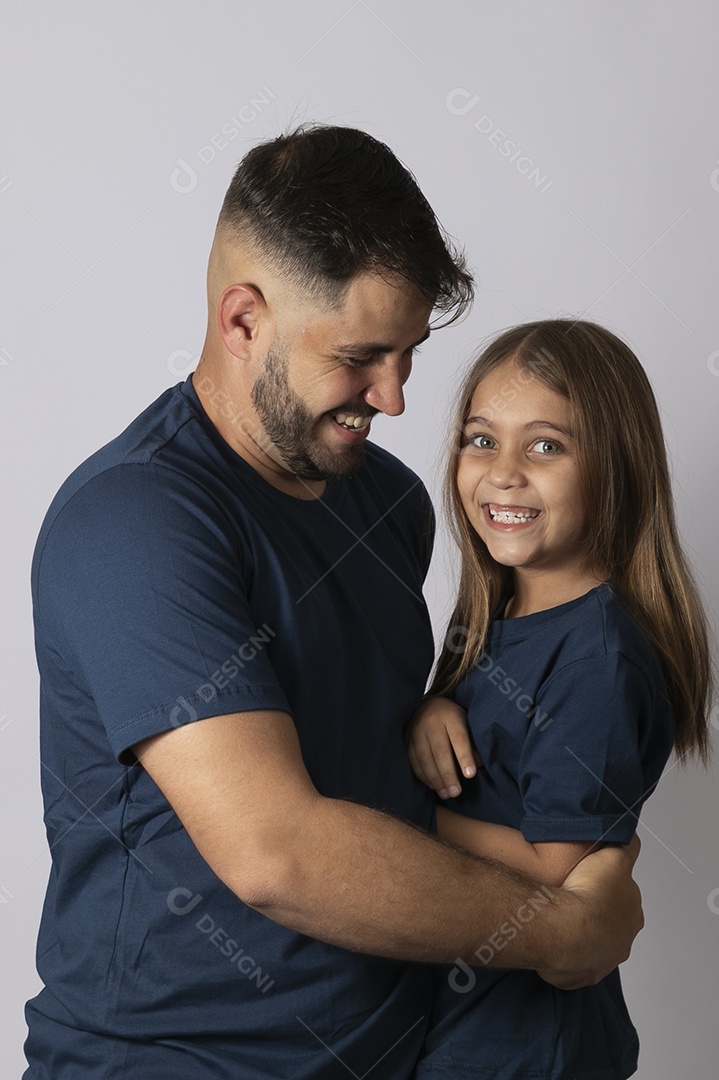 Lindo pai ao lado de sua filha felizes e sorridentes fundo isolado branco