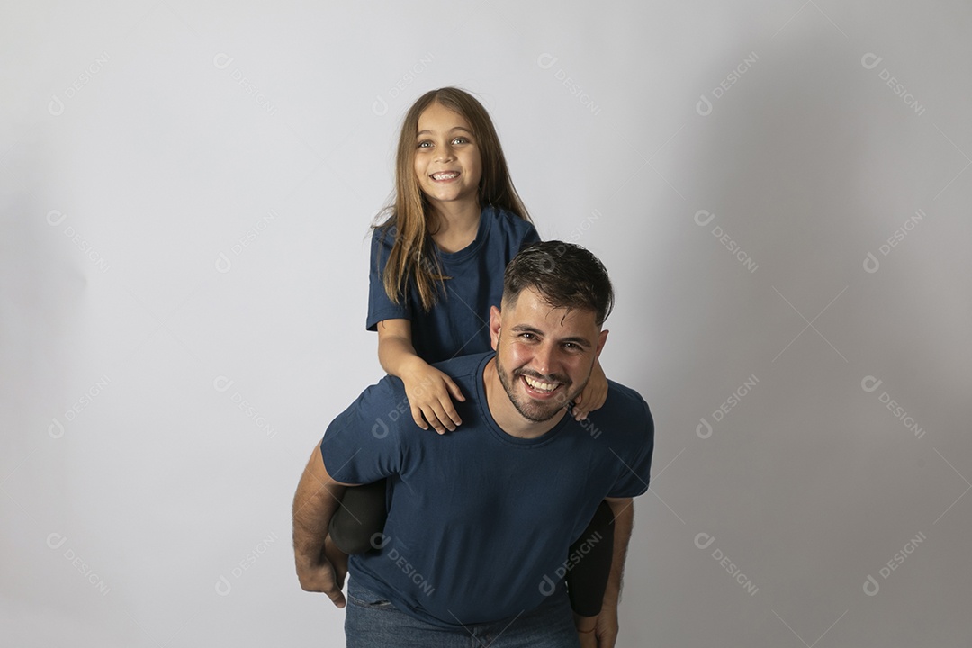 Lindo pai ao lado de sua filha felizes e sorridentes fundo isolado branco