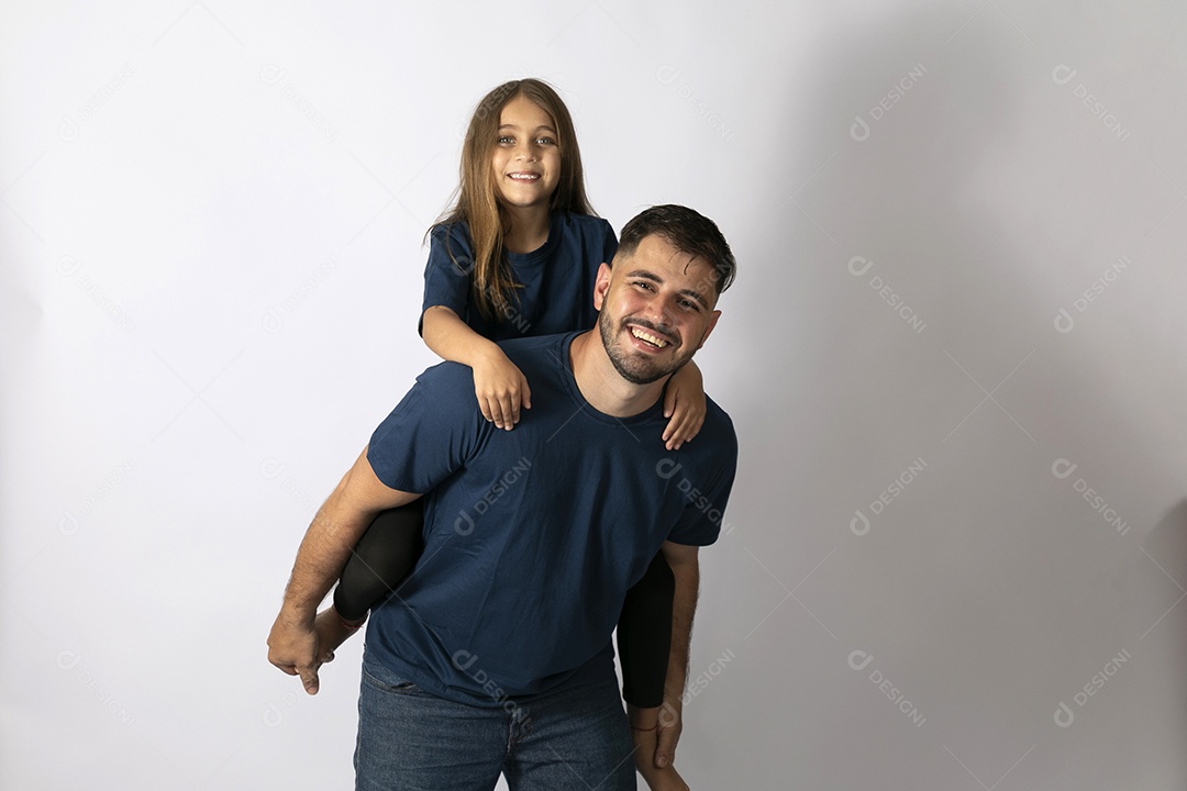 Lindo pai ao lado de sua filha felizes e sorridentes fundo isolado branco
