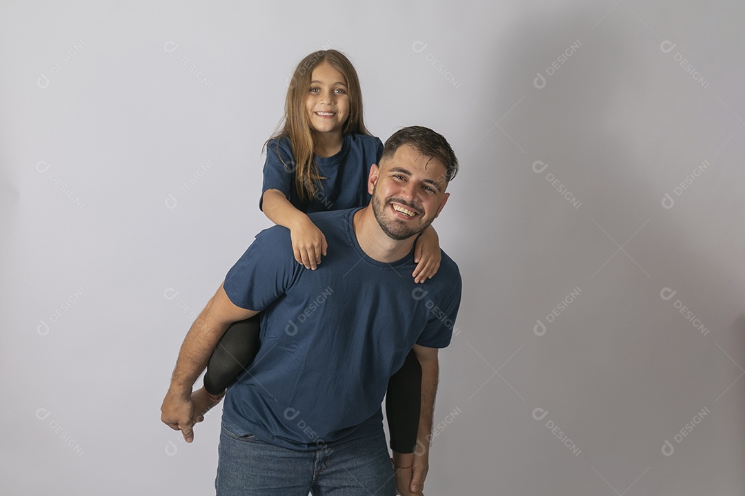 Lindo pai ao lado de sua filha felizes e sorridentes fundo isolado branco