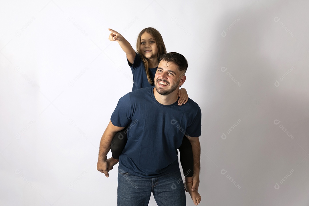 Lindo pai ao lado de sua filha felizes e sorridentes fundo isolado branco