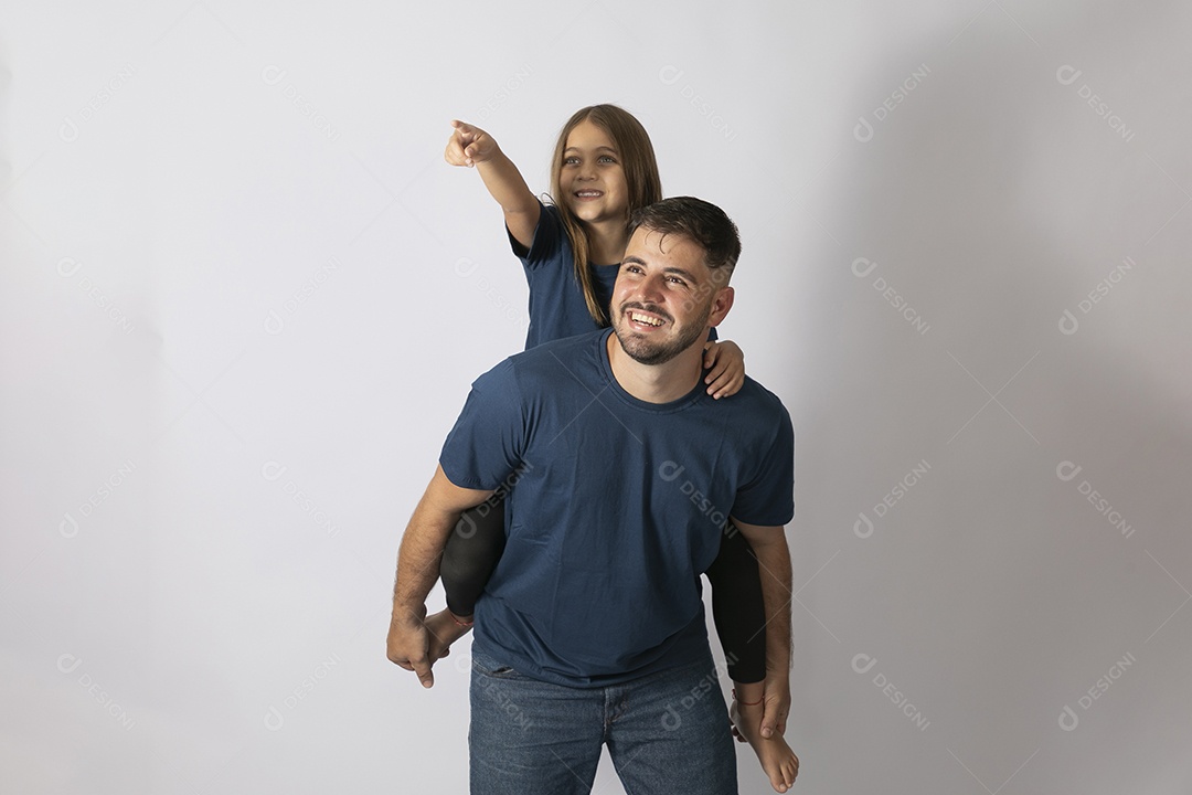 Lindo pai ao lado de sua filha felizes e sorridentes fundo isolado branco