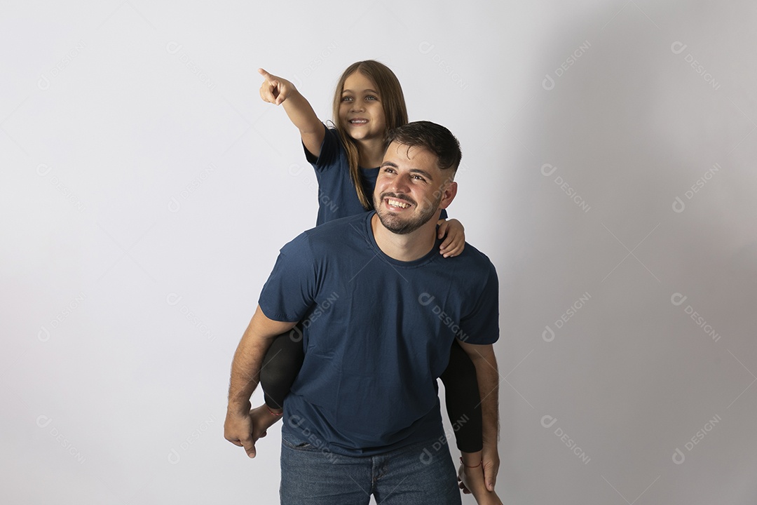 Lindo pai ao lado de sua filha felizes e sorridentes fundo isolado branco