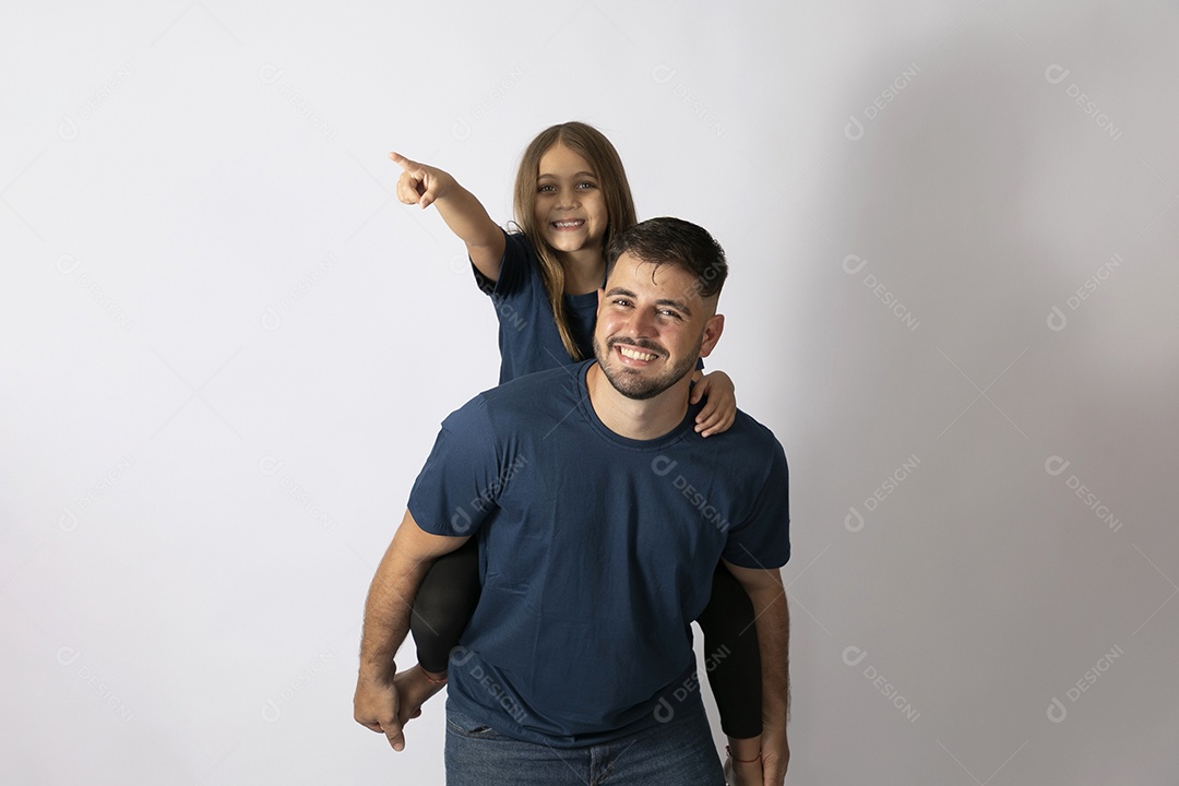 Lindo pai ao lado de sua filha felizes e sorridentes fundo isolado branco