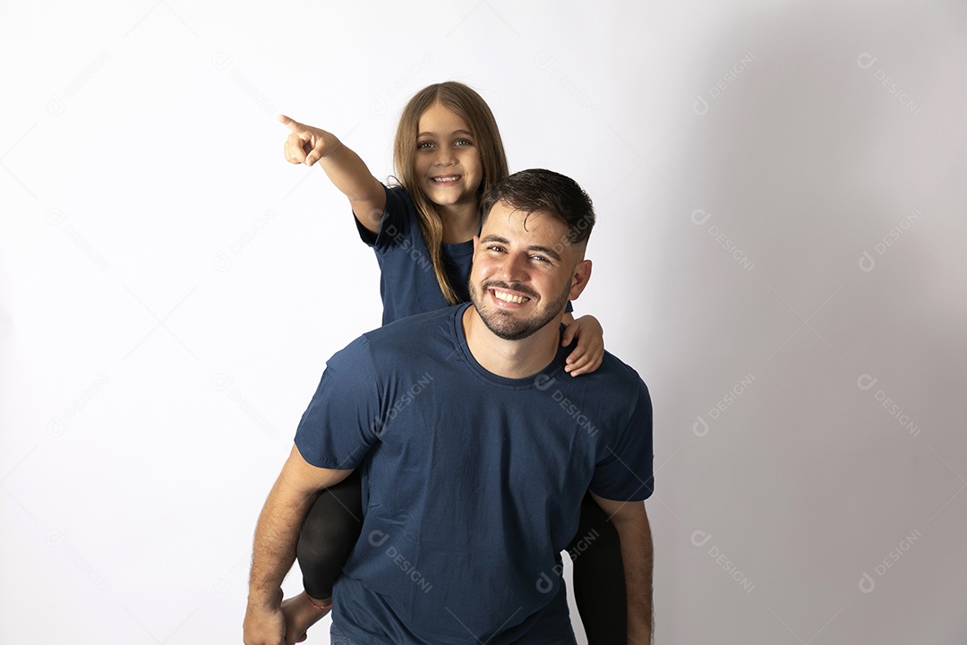 Lindo pai ao lado de sua filha felizes e sorridentes fundo isolado branco