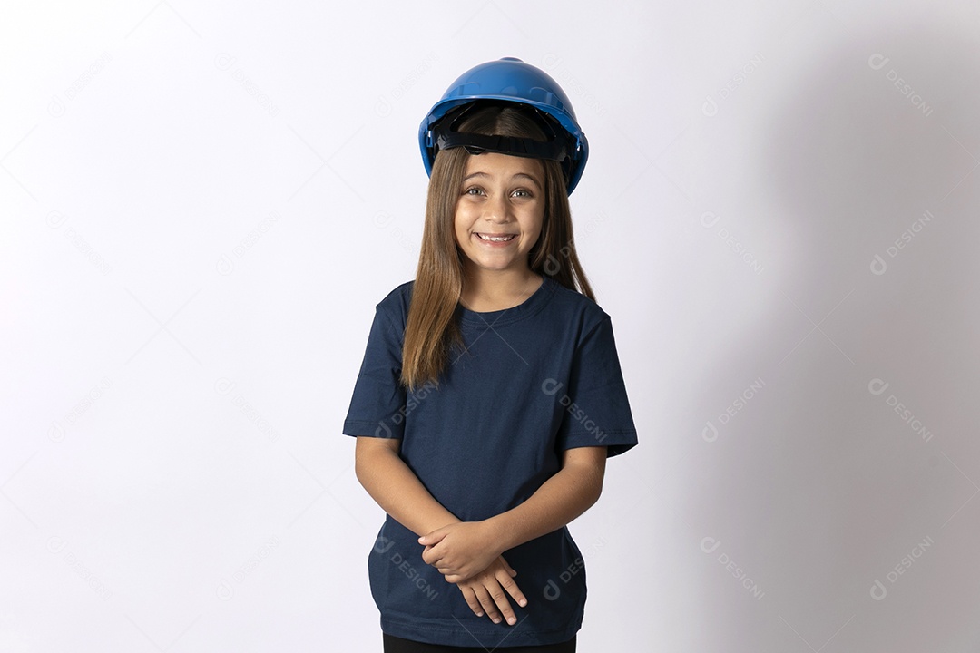Linda garotinha usando capacete de segurança sobre fundo isolado branco