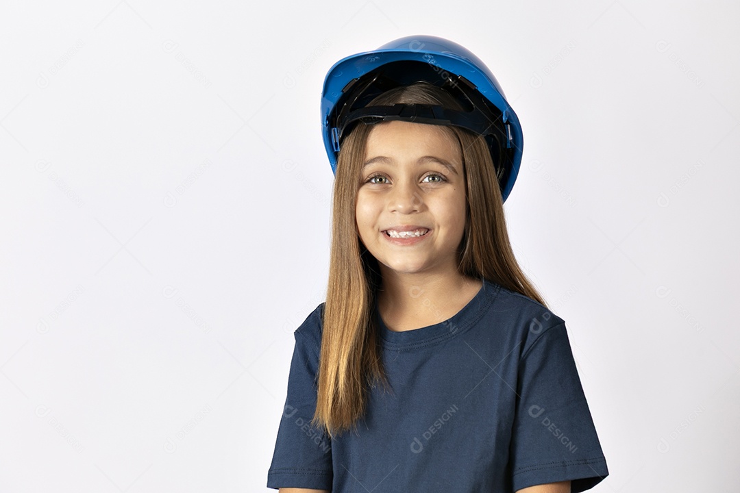 Linda garotinha usando capacete de segurança sobre fundo isolado branco