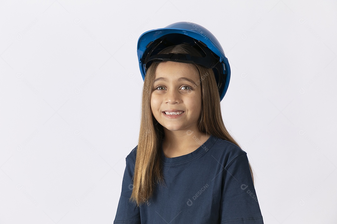 Linda garotinha usando capacete de segurança sobre fundo isolado branco