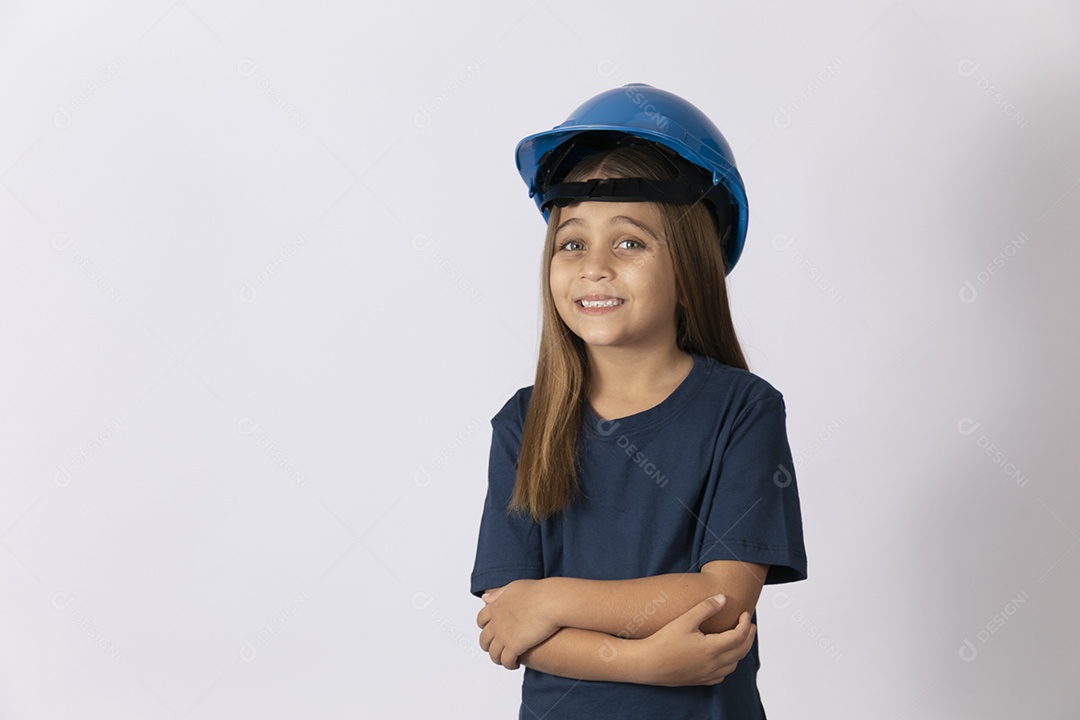 Linda garotinha usando capacete de segurança sobre fundo isolado branco