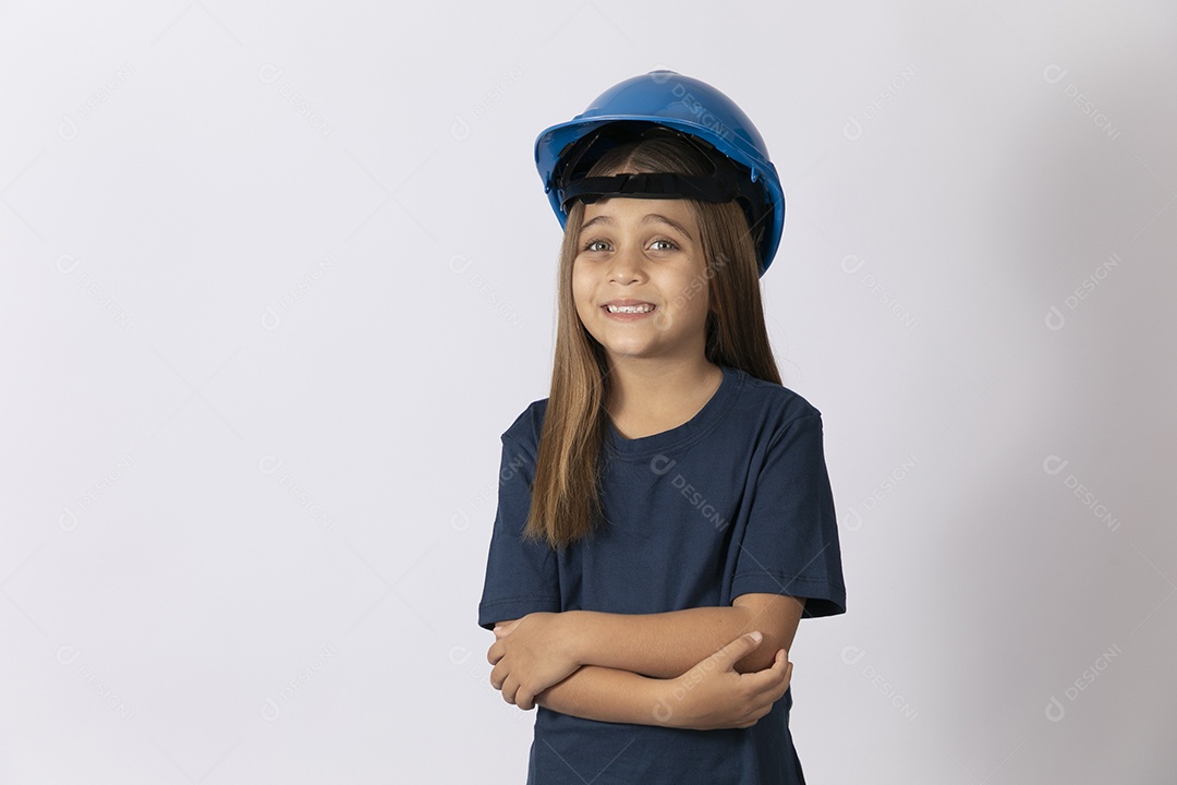 Linda garotinha usando capacete de segurança sobre fundo isolado branco