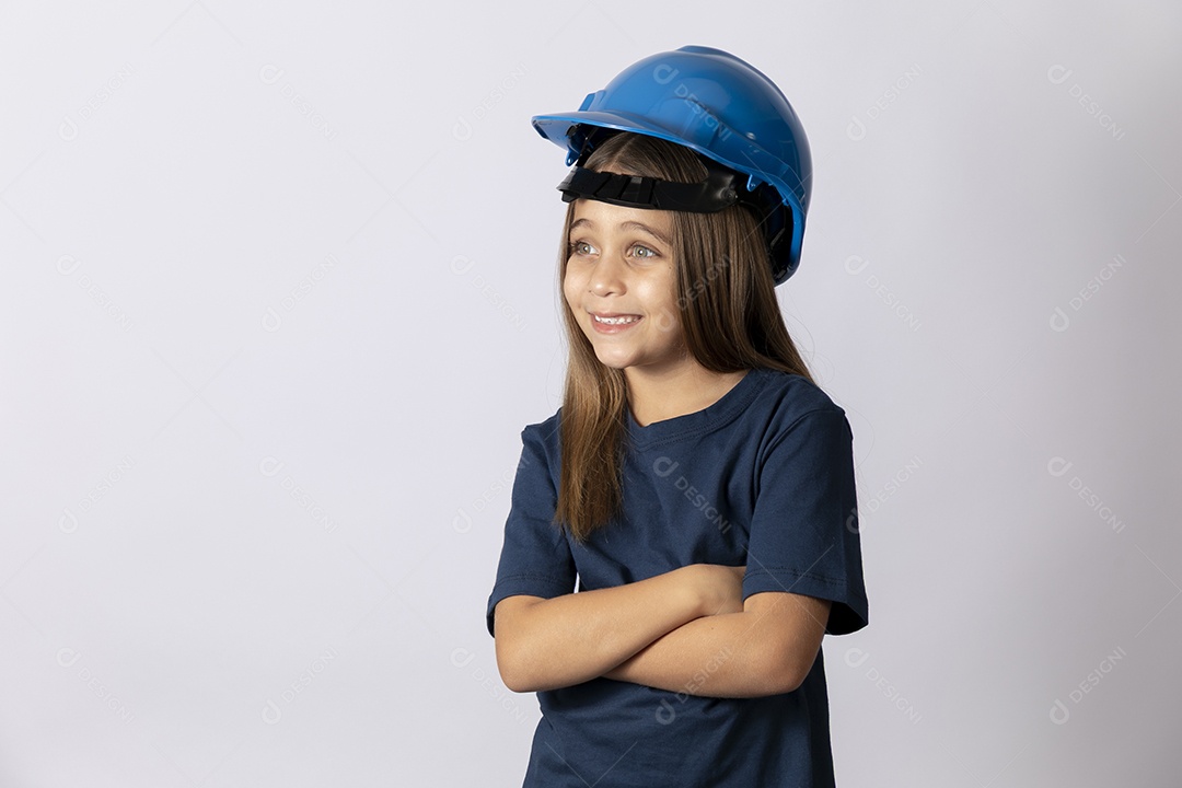 Linda garotinha usando capacete de segurança sobre fundo isolado branco