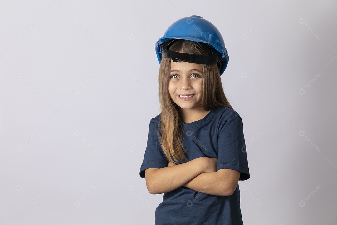 Linda garotinha usando capacete de segurança sobre fundo isolado branco