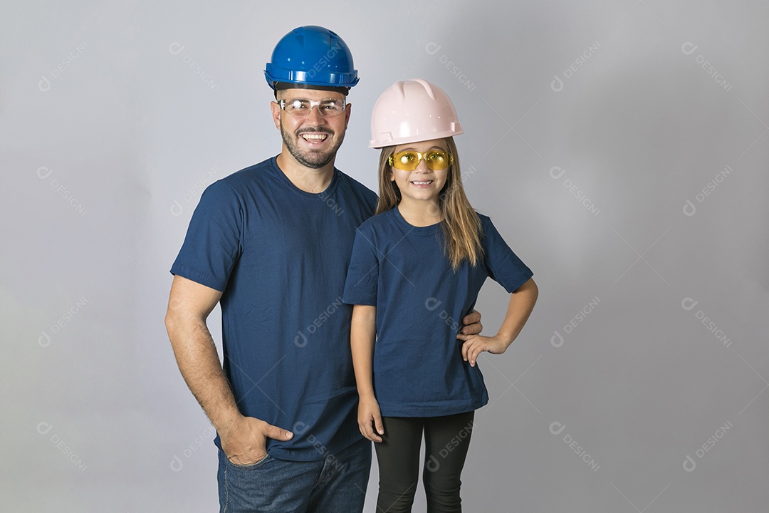 Lindo pai ao lado de sua filha felizes usando capacete de segurança fundo isolado branco