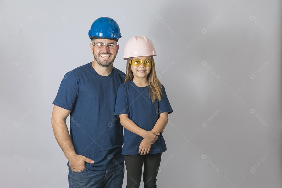 Lindo pai ao lado de sua filha felizes usando capacete de segurança fundo isolado branco