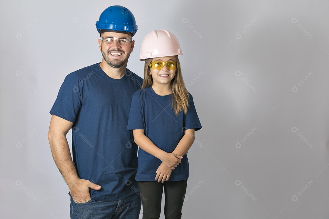 Lindo pai ao lado de sua filha felizes usando capacete de segurança fundo isolado branco