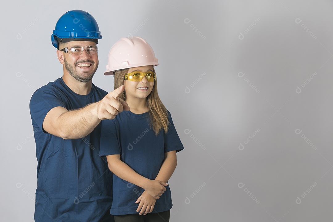 Lindo pai ao lado de sua filha felizes usando capacete de segurança fundo isolado branco