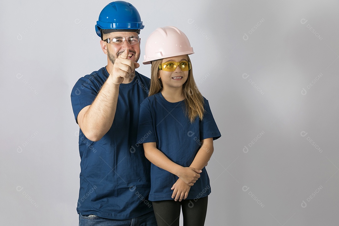 Lindo pai ao lado de sua filha felizes usando capacete de segurança fundo isolado branco