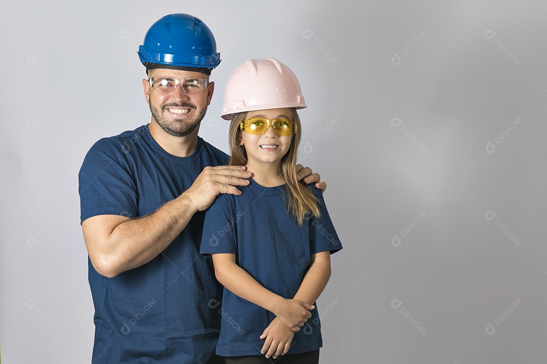 Lindo pai ao lado de sua filha felizes usando capacete de segurança fundo isolado branco