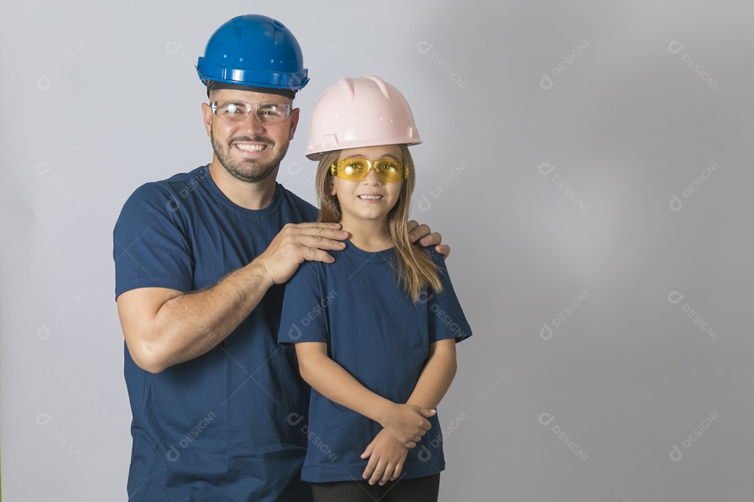 Lindo pai ao lado de sua filha felizes usando capacete de segurança fundo isolado branco