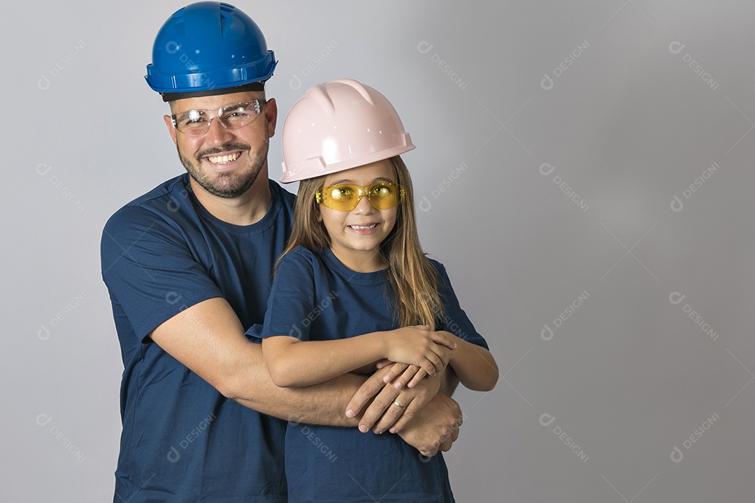 Lindo pai ao lado de sua filha felizes usando capacete de segurança fundo isolado branco