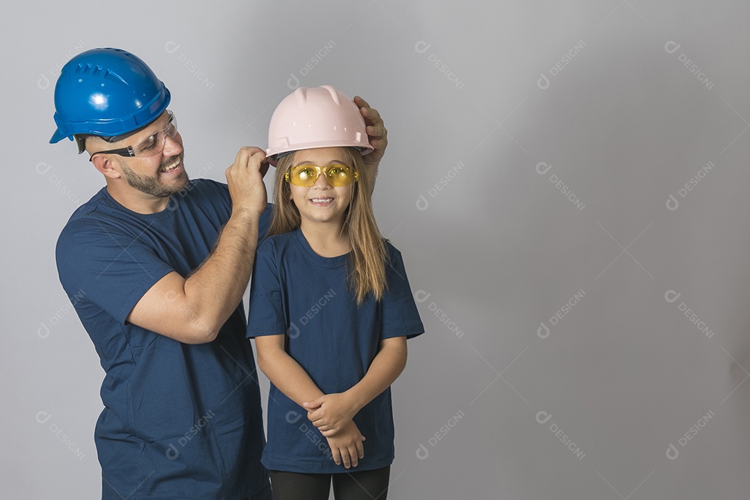 Lindo pai ao lado de sua filha felizes usando capacete de segurança fundo isolado branco