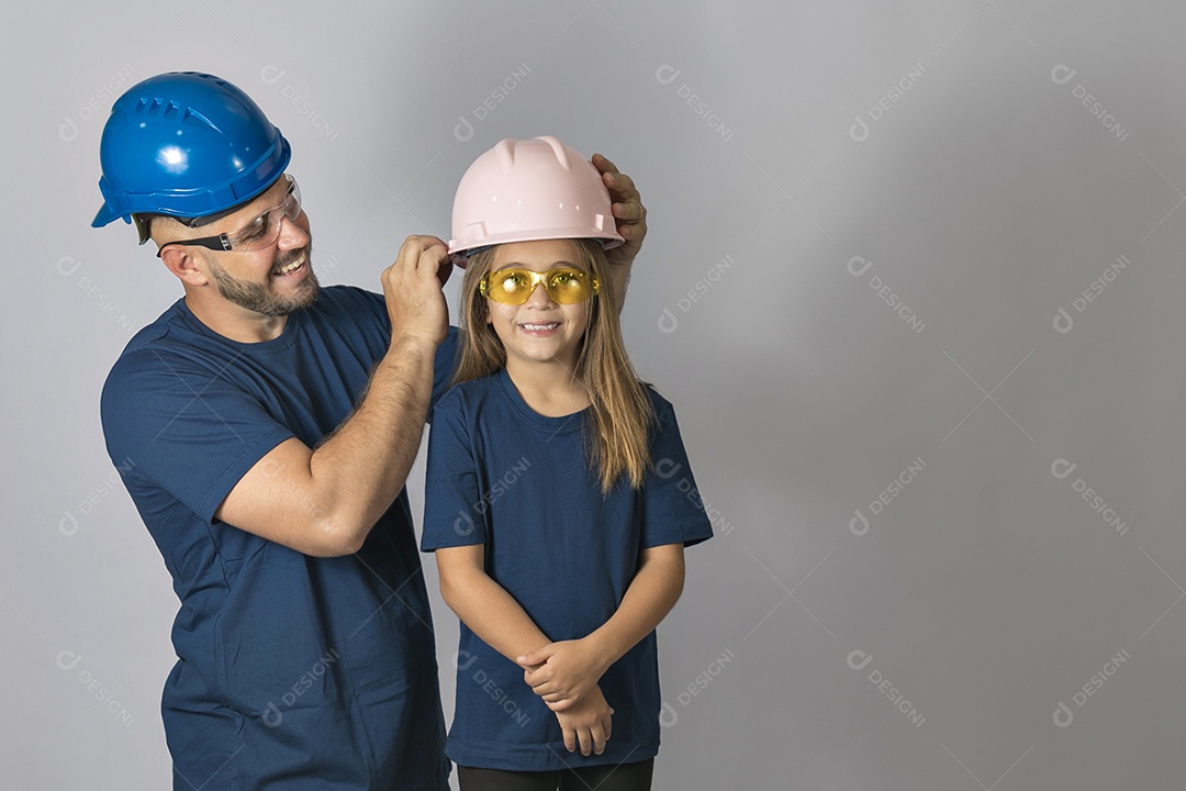 Lindo pai ao lado de sua filha felizes usando capacete de segurança fundo isolado branco