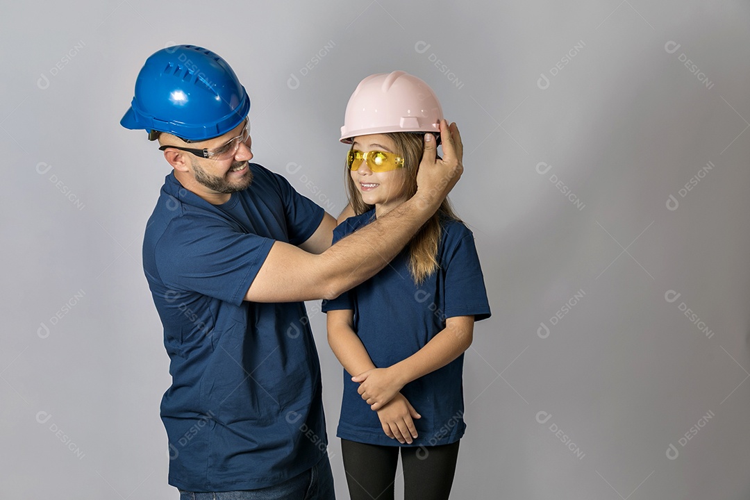 Lindo pai ao lado de sua filha felizes usando capacete de segurança fundo isolado branco