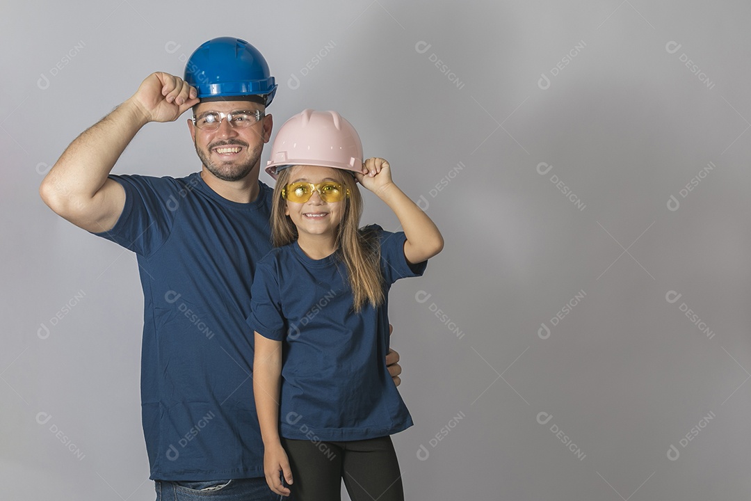 Lindo pai ao lado de sua filha felizes usando capacete de segurança fundo isolado branco