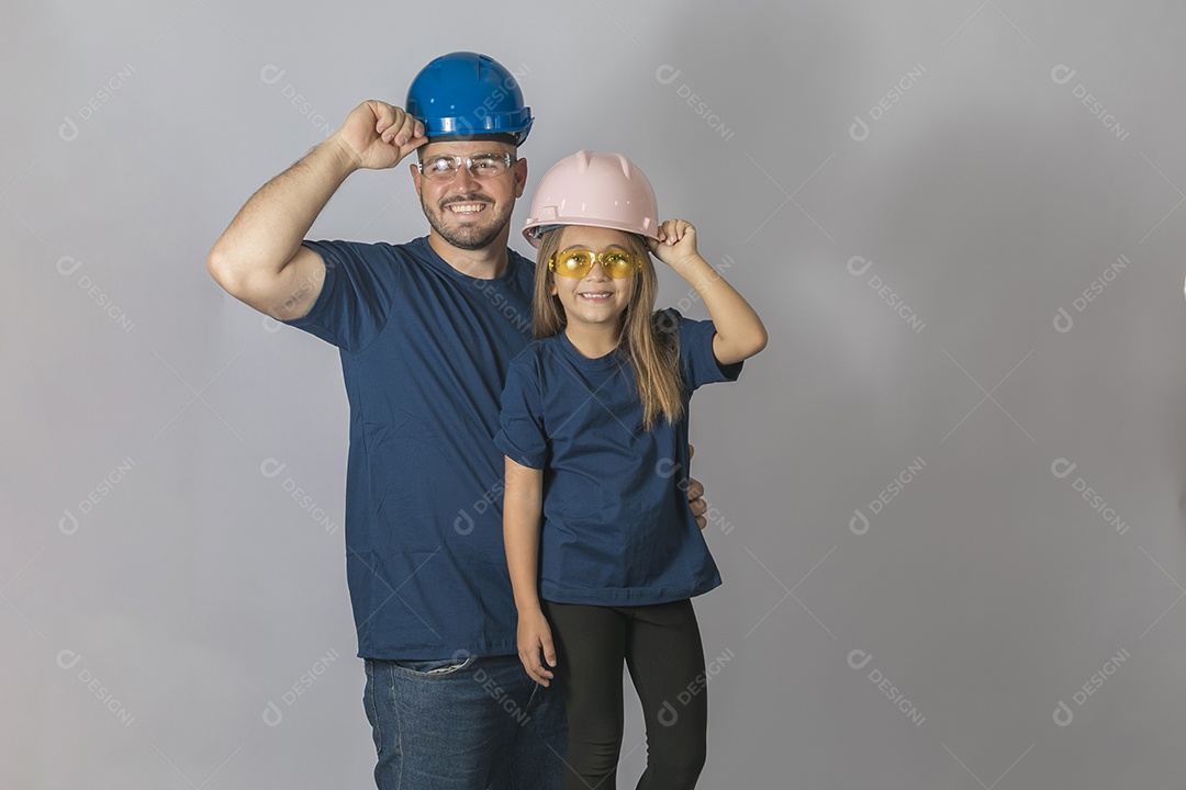 Lindo pai ao lado de sua filha felizes usando capacete de segurança fundo isolado branco
