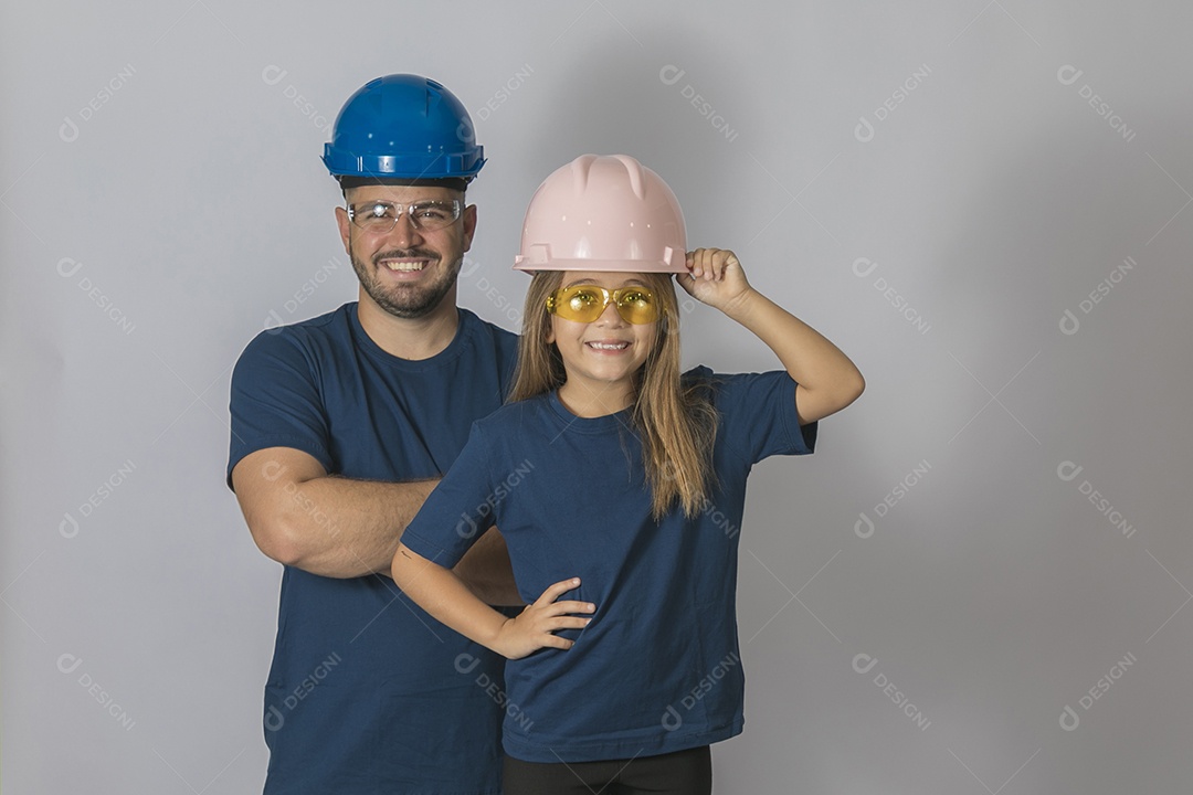 Lindo pai ao lado de sua filha felizes usando capacete de segurança fundo isolado branco