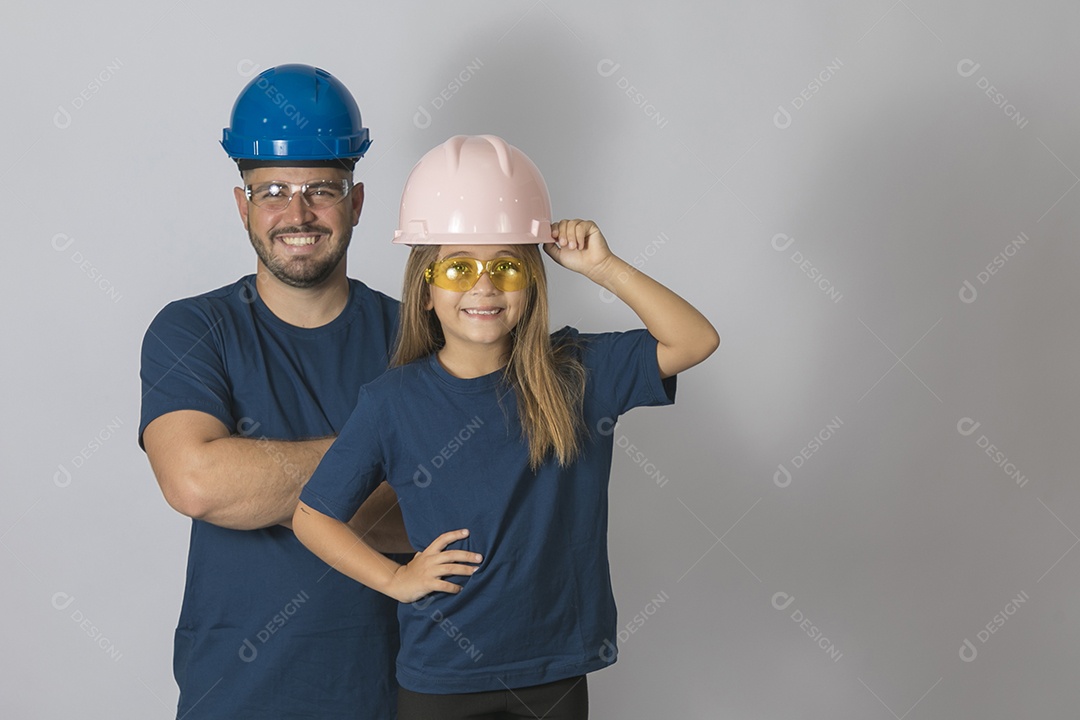 Lindo pai ao lado de sua filha felizes usando capacete de segurança fundo isolado branco